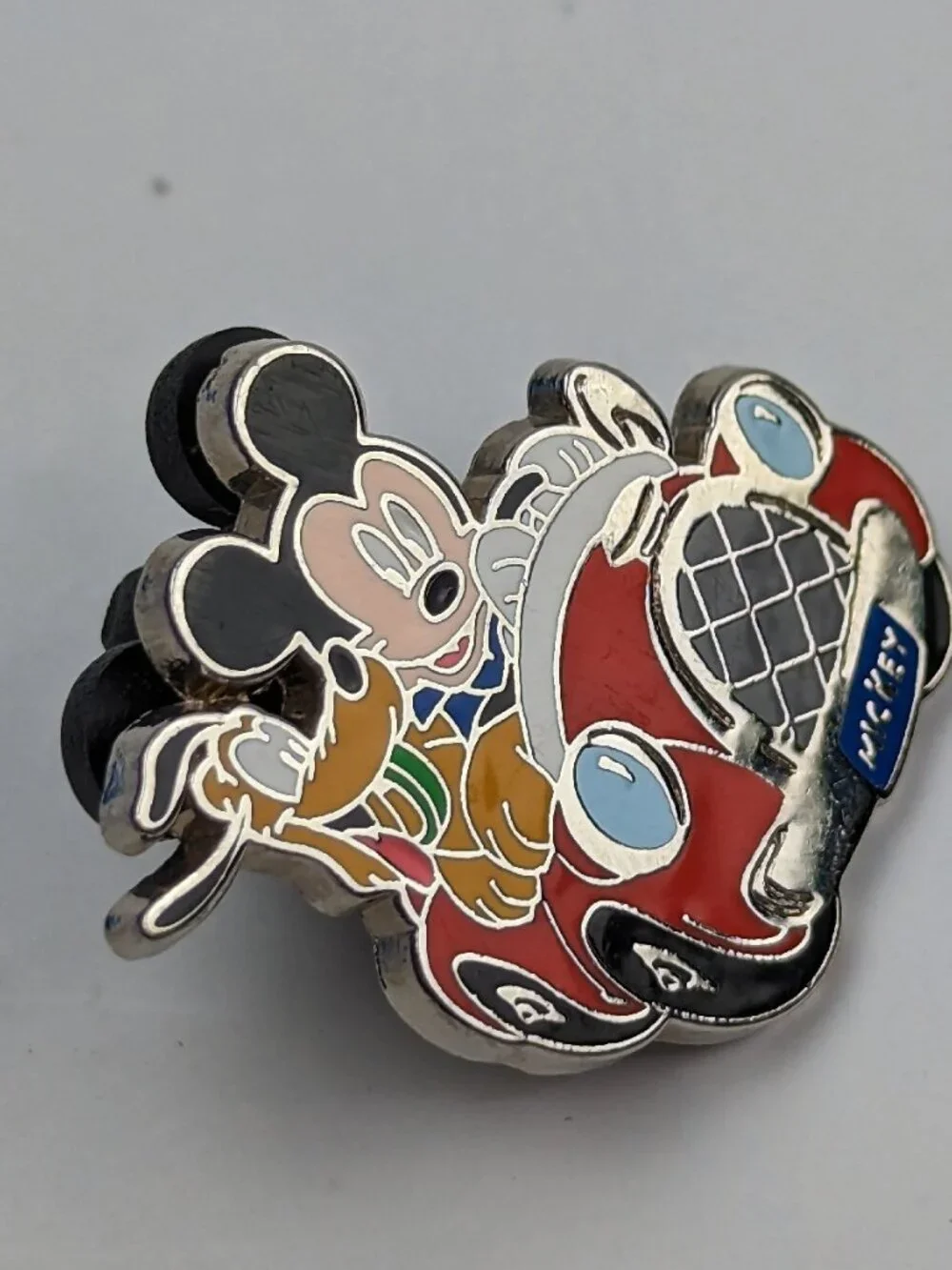 DISNEY AND AAA TRAVEL PIN -- MICKEY MOUSE AND PLUTO IN A RED CAR -- 2003
